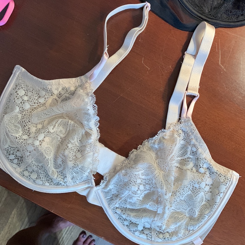 Three Victoria Secret lace bras - Picture 6 of 9